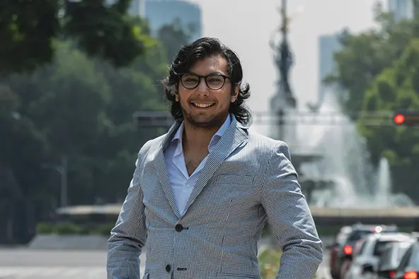 Pacient zâmbind cu încredere după vizita la o clinică stomatologică din platforma RecomandDentist.ro